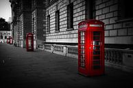 Schwarz-Weiß: Reihe roter Telefonzellen in London von Rene Siebring Miniaturansicht