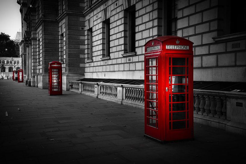 Schwarz-Weiß: Reihe roter Telefonzellen in London von Rene Siebring