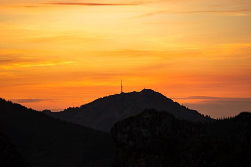 roodgloeiende hemel bij zonsondergang boven de Grünten