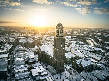 Zwolle tijdens een koude winterochtend van bovenaf gezien