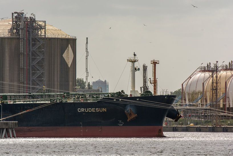 Tanker Crudesun in the port of Rotterdam. by scheepskijkerhavenfotografie