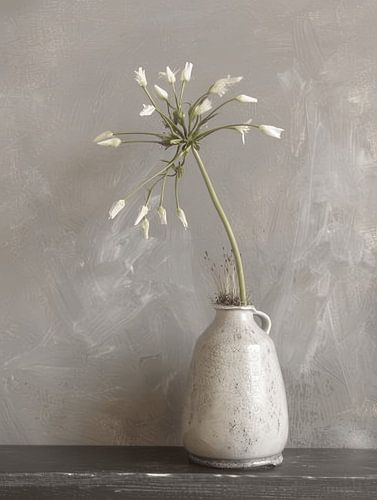 Stilleben einer Vase mit weißer Blume von Japandi Art Studio