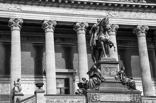 Alte Nationalgalerie auf der Museumsinsel in Berlin - monochrom von Werner Dieterich