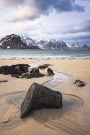 Faszinierende Ausblicke auf den Strand von Haukland auf den Lofoten, Norwegen, an einem klaren Tag von PhotoCluster