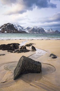 Des vues captivantes sur la plage de Haukland, dans les Lofoten, en Norvège, par temps sec