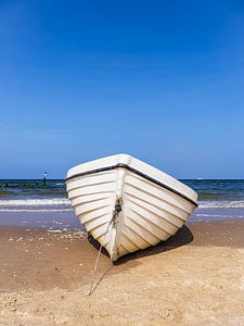 Fischerboot und Buhne am Strand von Bansin auf der Insel Usedom