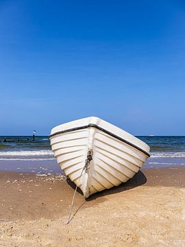 Vissersboot en krib op het strand van Bansin op het eiland Usedom van Rico Ködder