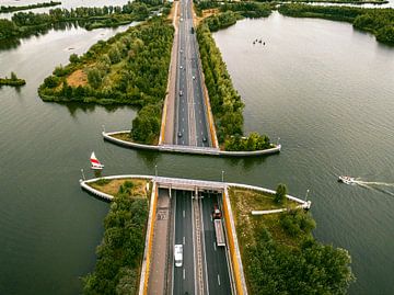 Aquaduct Veluwemeer in het Veluwemeer met varende boten op het viaduct van Sjoerd van der Wal