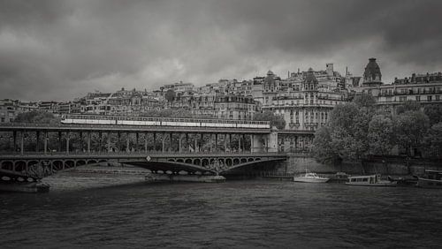 Die Bir-Hakeim Brücke in Paris  von Toon van den Einde