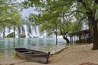 Wasserfälle mit einem Boot im Vordergrund bei Kravica in Bosnien-Herzegowina von Gonnie van Hove Miniaturansicht