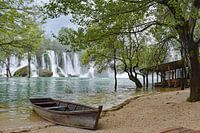 Cascades avec un bateau au premier plan près de Kravica en Bosnie-Herzégovine