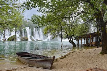 Cascades avec un bateau au premier plan près de Kravica en Bosnie-Herzégovine