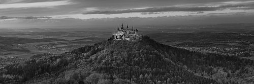 Kasteel Hohenzollern in een prachtig landschap. Zwart-wit beeld.