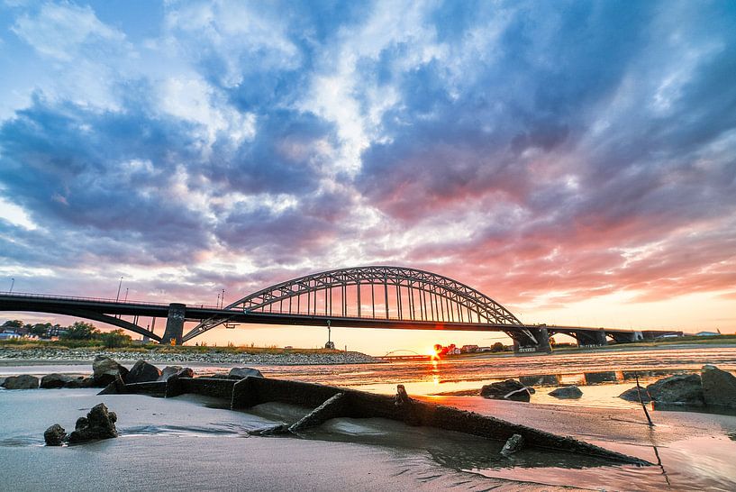 Waalbrug Nijmegen by Robert van Grinsven