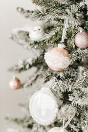 Roze kerstballen en winterlicht van Nienke van Denderen