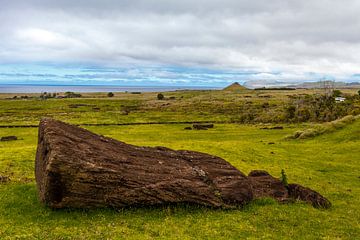 Een in stukken gebroken moai beeld bij de Rano Raraku groeve op Paaseiland, Chili, Polynesie van WorldWidePhotoWeb