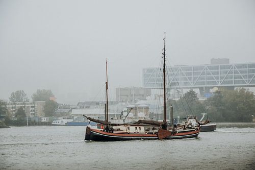 Boot die over het water vaart