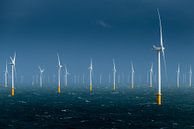 Windmolenpark op zee tijdens storm van Menno Mulder thumbnail
