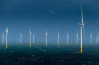 Windmolenpark op zee tijdens storm