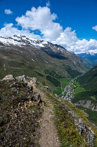 Wanderweg in den Bergen in der Nähe des Dorfes Vent in den Tiroler Alpen