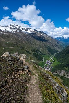 Wanderweg in den Bergen in der Nähe des Dorfes Vent in den Tiroler Alpen von Sjoerd van der Wal Fotografie