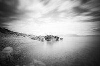 B&W lange blootstelling van een strand in Rabac, Kroatië