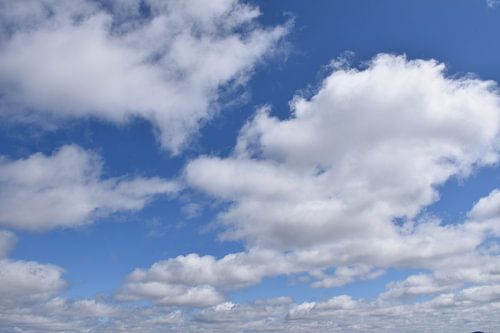 Wolken in een zomerhemel