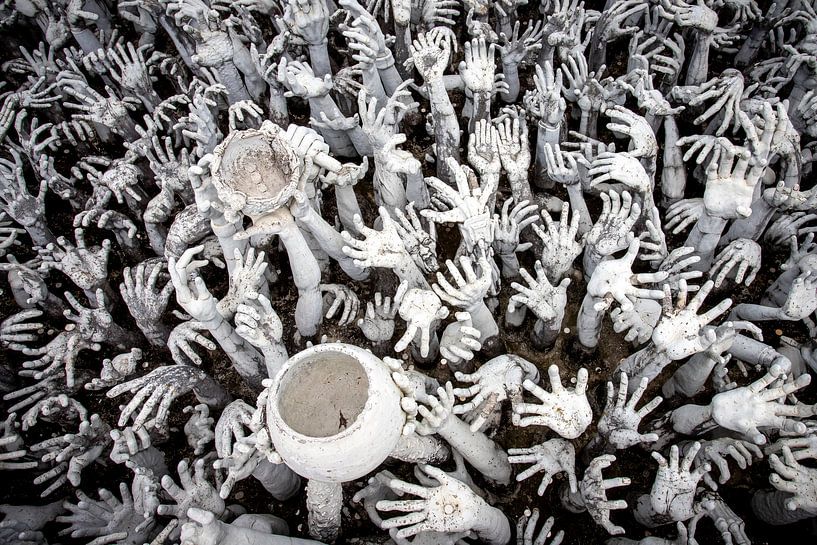 Die greifenden Hände des Wat Rong Khun von Antwan Janssen