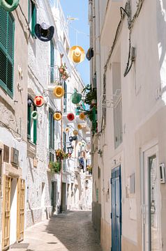 Bunt geschmückte Straße in Monopoli (Apulien - Italien) von Marika Huisman fotografie