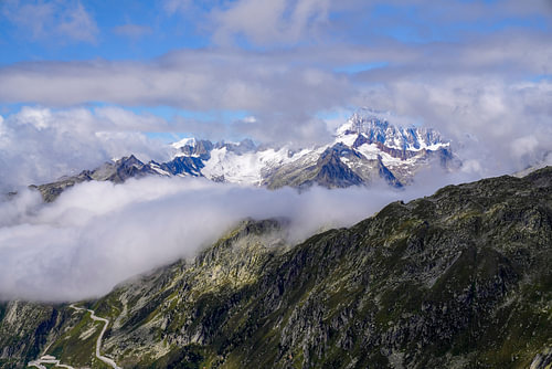 Zomers berglandschap in Zwitserland met groene alpenweiden en markante bergtoppen.