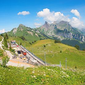 Station supérieure du chemin de fer à crémaillère de Schynige Platte et vue sur les Alpes sur SusaZoom