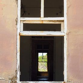 Abandoned building on Aruba by Loes