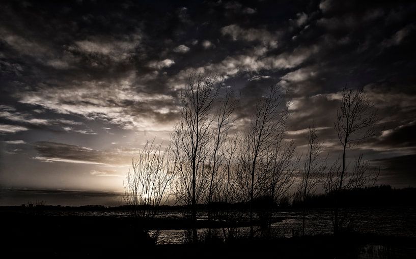 Donkere wolken bij zonsondergang von Rouzbeh Tahmassian