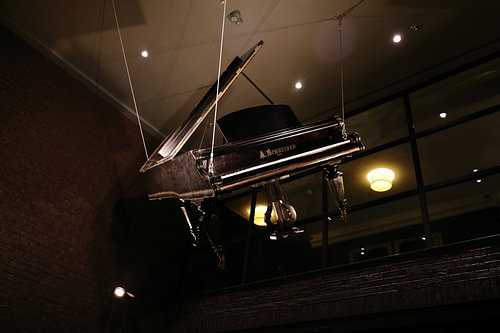 Piano in de lucht