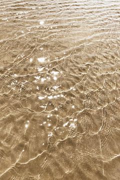Water ribbels zonlicht reflectie zandbank van Krista Kitsz Art