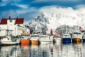 Fischerboote in Henningsvaer im Winter auf den Lofoten in Norwegen