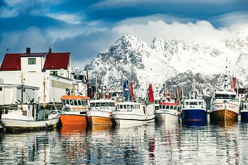 Vissersboten in Henningsvaer in de winter op de Lofoten in Noorwegen van Sjoerd van der Wal