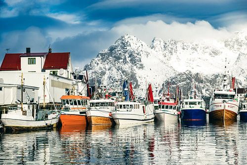 Bateaux de pêche à Henningsvaer en hiver dans les Lofoten en Norvège