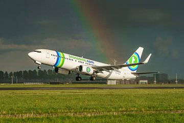 Transavia Boeing 737-800 (PH-HZX) met regenboog.
