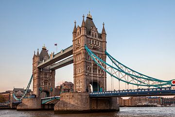 Le Tower Bridge à Londres sur Roland Brack
