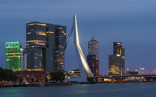 Avond skyline van Rotterdam