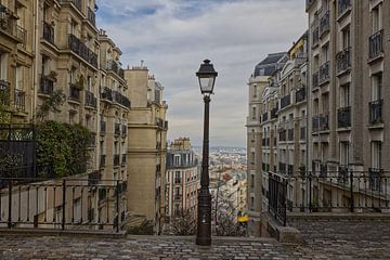 Toegang tot de trappen van Rue du Mont-Cenis op Montmartre van Robert Jan Smit