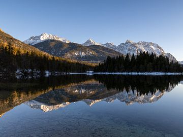 Geweldige weerspiegeling van de bergen in het water van Teresa Bauer