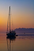 Zeilboot bij zonsopkomst
