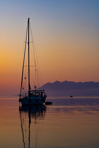 Zeilboot bij zonsopkomst van Stef Heijenk