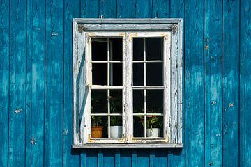 Detail raam van een houten huis van Jan Van Bizar