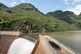 een rotsformatie met de swadini dam by ChrisWillemsen
