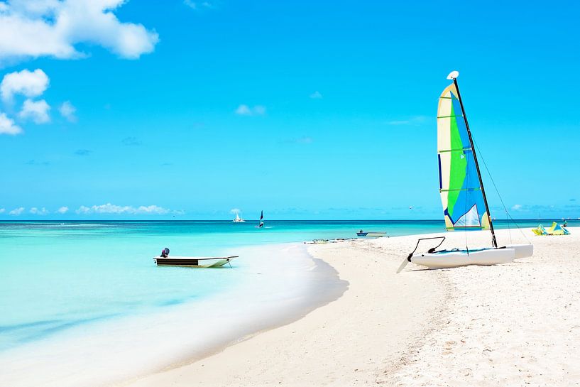 Tropisch strand op Aruba in de Caribbische Zee von Eye on You