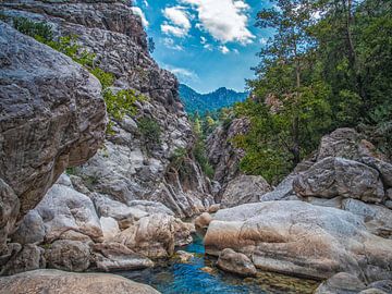 Fließendes Wasser zwischen Felsen und Bergen. von Nature Life Ambience