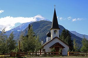 Kirche mit Vulkan im Hintergrund
